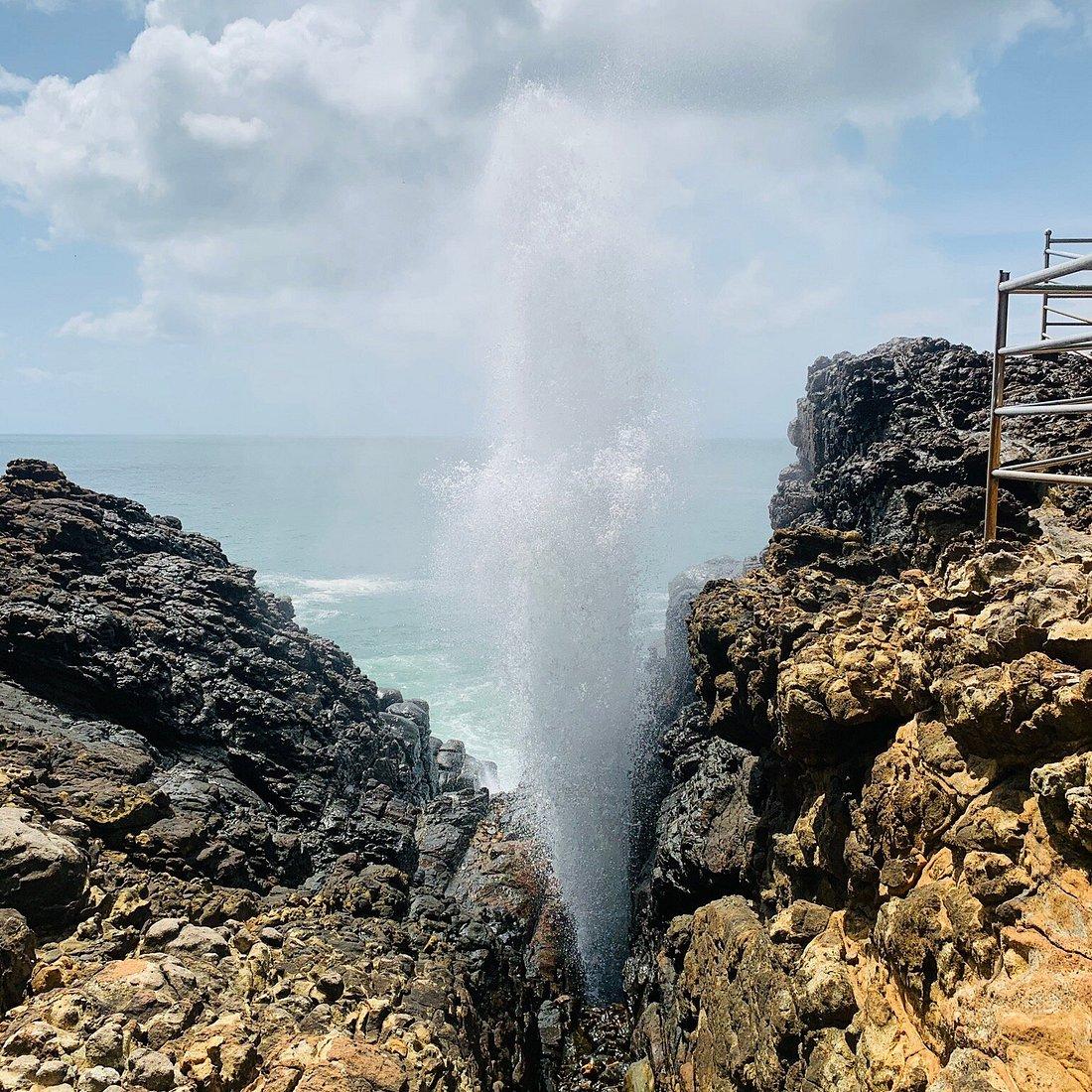 Hummanaya Blow Hole — tourists and locals on the approach path with vendor stalls