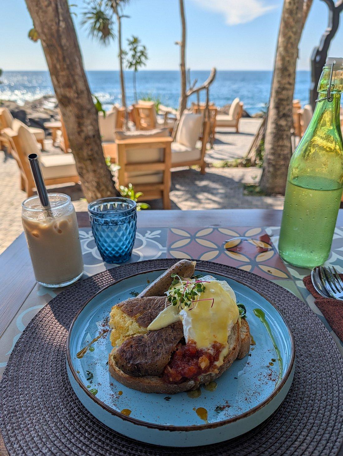 Fresh tropical breakfast at Betaz